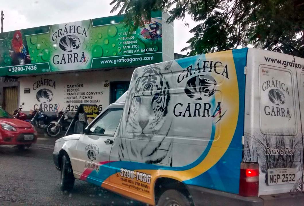 Foto da fachada e carro da Gráfica Garra em Goiania